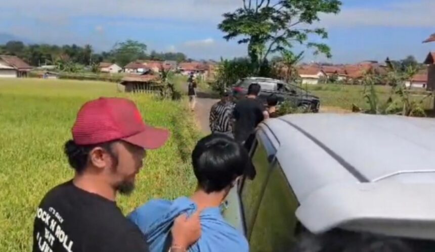 Dua orang terduga pelaku pembunuh ditangkap di Kabupaten Majalengka. Foto: Bidhumas Polda Metro Jaya