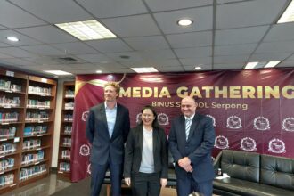 Menjawab meningkatnya kesadaran akan kesehatan mental pelajar, BINUS SCHOOL Serpong menghadirkan Wellbeing Center yang diperkenalkan oleh Gerald Donovan, Corey Allison dan Inez Taniwangsa. Foto: Ipol.id/Vinolla Romadhona