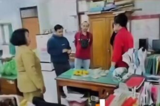 Kepala SDN Dukuh 05 Salatiga, Jumarti, protes temuan 8–10 buah busuk dalam menu Makan Bergizi Gratis (MBG). Foto: Tangkap layar IG @netizen.bdg