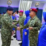 KSAL Laksamana TNI Muhammad Ali memberikan ucapan selamat kepada Dankopaska Laksamana Pertama TNI Sadarianto didampingi istri. Foto: Vita Kartono