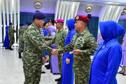 KSAL Laksamana TNI Muhammad Ali memberikan ucapan selamat kepada Dankopaska Laksamana Pertama TNI Sadarianto didampingi istri. Foto: Vita Kartono