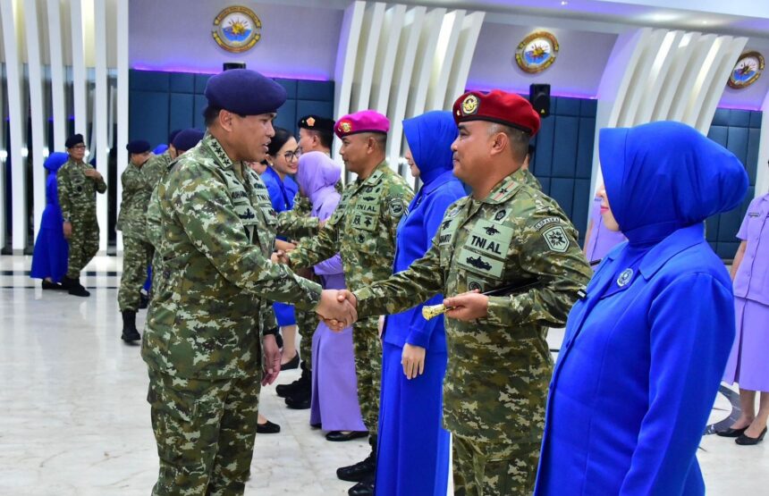 KSAL Laksamana TNI Muhammad Ali memberikan ucapan selamat kepada Dankopaska Laksamana Pertama TNI Sadarianto didampingi istri. Foto: Vita Kartono