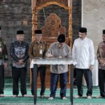 Gubernur DKI Jakarta, Pramono Anung, disaksikan Wali Kota Jakarta Selatan, M Anwar, dan Ketua Panitia Pembangunan Masjid Darul Jannah, Sayid Ali, dalam kegiatan peresmian Masjid Darul Jannah, Kamis (5/3/2026) malam. Foto: Ist