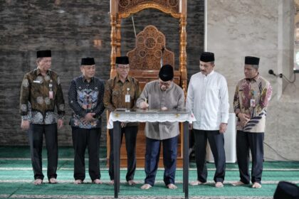 Gubernur DKI Jakarta, Pramono Anung, disaksikan Wali Kota Jakarta Selatan, M Anwar, dan Ketua Panitia Pembangunan Masjid Darul Jannah, Sayid Ali, dalam kegiatan peresmian Masjid Darul Jannah, Kamis (5/3/2026) malam. Foto: Ist