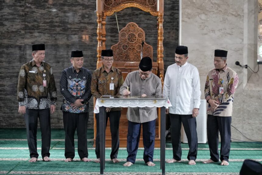 Gubernur DKI Jakarta, Pramono Anung, disaksikan Wali Kota Jakarta Selatan, M Anwar, dan Ketua Panitia Pembangunan Masjid Darul Jannah, Sayid Ali, dalam kegiatan peresmian Masjid Darul Jannah, Kamis (5/3/2026) malam. Foto: Ist