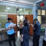 Petugas Polsek Pasar Minggu, Jakarta Selatan, mengamankan bayi perempuan ditemukan di atas gerobak nasi uduk. Saat ini bayi tengah dalam perawatan di Puskesmas Pasar Minggu, Kamis (5/3/2026). Foto: Ist