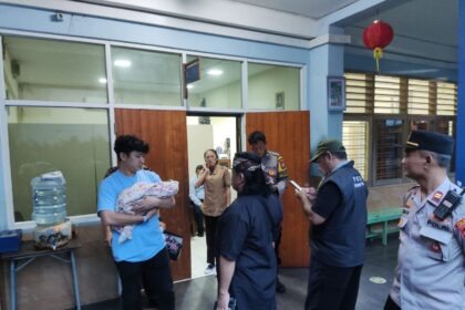 Petugas Polsek Pasar Minggu, Jakarta Selatan, mengamankan bayi perempuan ditemukan di atas gerobak nasi uduk. Saat ini bayi tengah dalam perawatan di Puskesmas Pasar Minggu, Kamis (5/3/2026). Foto: Ist