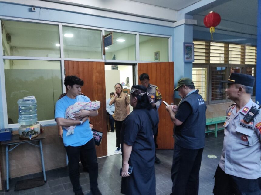 Petugas Polsek Pasar Minggu, Jakarta Selatan, mengamankan bayi perempuan ditemukan di atas gerobak nasi uduk. Saat ini bayi tengah dalam perawatan di Puskesmas Pasar Minggu, Kamis (5/3/2026). Foto: Ist