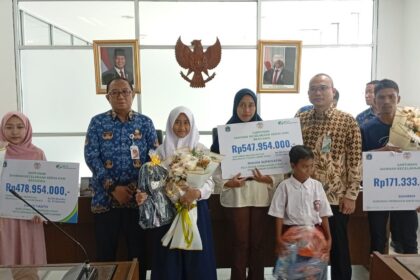 NEGARA HADIR: Kepala Dinas Lingkungan Hidup DKI Jakarta Asep Kuswanto (kedua dari kiri). Foto: BPJS Ketenagakerjaan