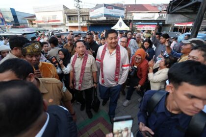 Mendagri Muhammad Tito Karnavian bersama Menteri PKP Maruarar Sirait meninjau progres pelaksanaan Program Penanganan Sarana dan Prasarana Permukiman Kumuh di Desa Parit Baru, Kabupaten Kubu Raya, Kalimantan Barat, Senin (2/3/2026). Foto: Kemendagri