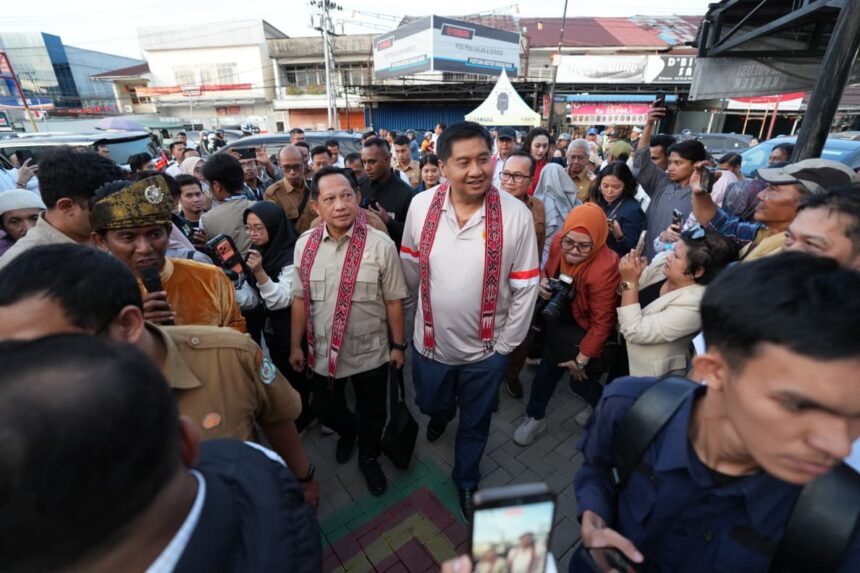 Mendagri Muhammad Tito Karnavian bersama Menteri PKP Maruarar Sirait meninjau progres pelaksanaan Program Penanganan Sarana dan Prasarana Permukiman Kumuh di Desa Parit Baru, Kabupaten Kubu Raya, Kalimantan Barat, Senin (2/3/2026). Foto: Kemendagri