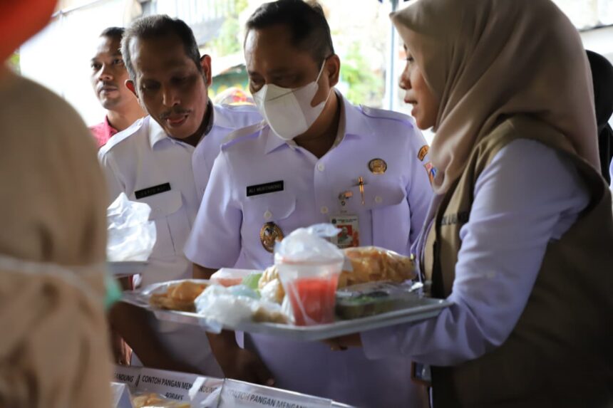 Wakil Wali Kota Jakarta Selatan, Ali Murthadho didampingi Asisten Pemerintahan Perekonomian dan Pembangunan Jakarta Selatan, Sayid Ali dan BPOM, saat sidak takjil di kawasan Gandaria Utara, Kebayoran Baru, Jakarta Selatan, Rabu (4/3/2026). Foto: Ist
