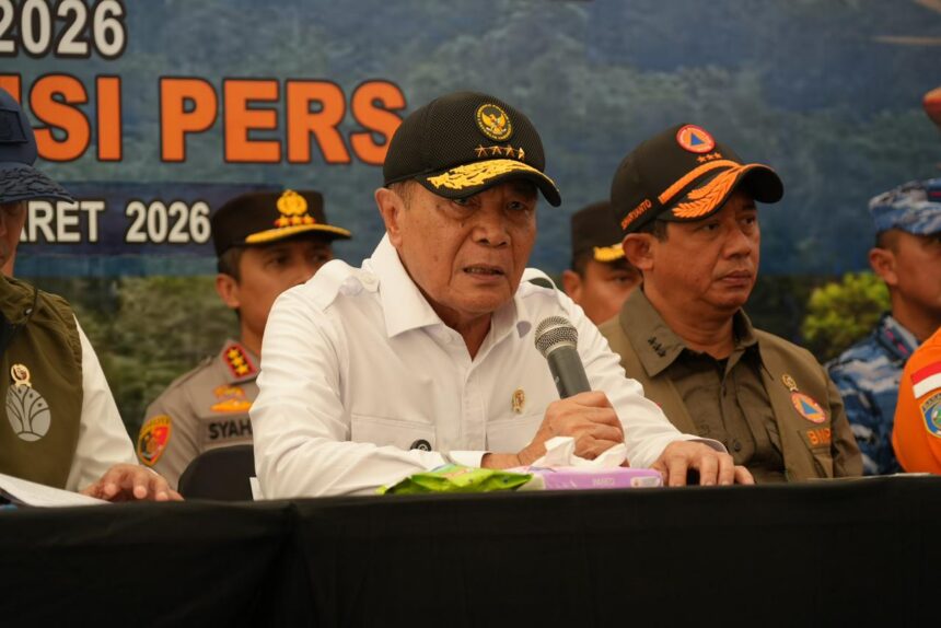 Menko Polkam Jenderal TNI (Purn) Djamari Chaniago dalam Apel Kesiapsiagaan Penanggulangan Karhutla Tahun 2026 yang digelar di Lanud Roesmin Nurjadin Pekanbaru, Provinsi Riau. Foto: Humas Kemenko Polkam