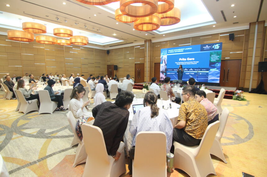 Santika Indonesia Hotels & Resorts gandeng Rekosistem gulirkan program waste management. (Alidrian Fahwi/ipol.id).