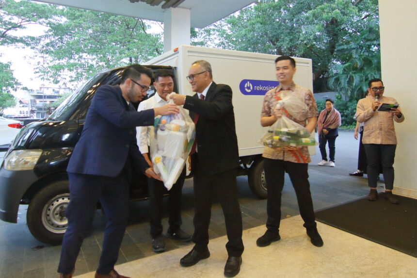 Santika Indonesia Hotels & Resorts gandeng Rekosistem gulirkan program waste management. (Alidrian Fahwi/ipol.id).