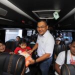 Wakil Kepala Badan Pengaturan BUMN Tedi Bharata menyapa para pemudik di dalam bus yang disediakan BNI dalam rangka program Mudik Gratis BUMN 2026 sebelum keberangkatan dari Ring Road Gelora Bung Karno (GBK), Jakarta. Foto: BNI