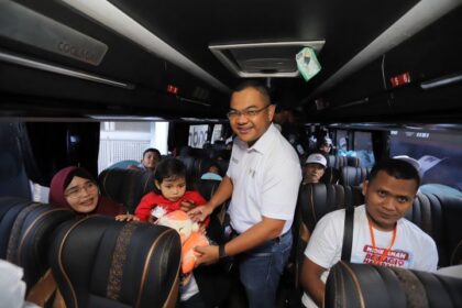 Wakil Kepala Badan Pengaturan BUMN Tedi Bharata menyapa para pemudik di dalam bus yang disediakan BNI dalam rangka program Mudik Gratis BUMN 2026 sebelum keberangkatan dari Ring Road Gelora Bung Karno (GBK), Jakarta. Foto: BNI