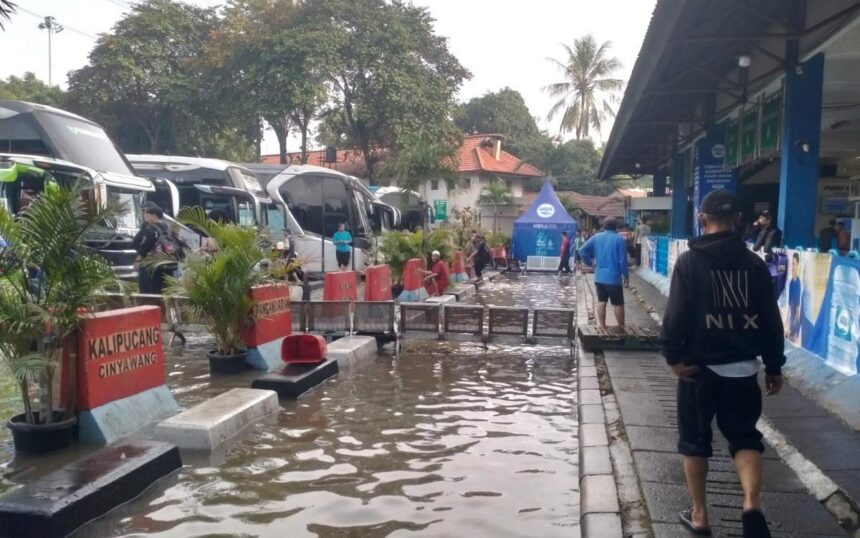 Banjir di Terminal Kampung Rambutan, Jakarta Timur. Foto Ist