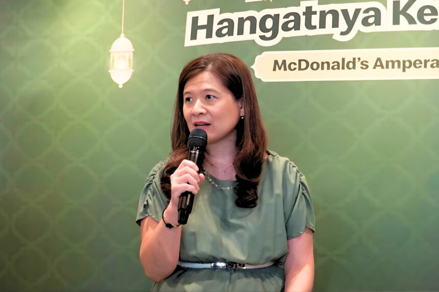 Caroline Kurniadjaja, Associate Director of Marketing McDonald’s Indonesia, menjelaskan berbagai inisiatif Ramadan yang dihadirkan McDonald’s Indonesia, mulai dariinovasi menu hingga rangkaian kegiatan kebersamaan yang berlangsung hingga setelah Idulfitri, termasuk Open House di sejumlah restoran untuk memperkuat silaturahmi dengan pelanggan, komunitas, serta mitra lokal, dan karyawan. (dok. McDonald’s Indonesia).