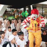 Dalam rangka perayaan 35 tahun, Safari Dongeng Ramadan (SADORA) hadir lebih meriah dengan jangkauan lebih luas di 51 kabupaten/kota di 19 provinsi di Indonesia, serta edisi spesial di 35 lokasi yang dilengkapi seminar parenting dan kegiatan berbagi bersama anak yatim piatu. (dok. McDonald’s Indonesia).