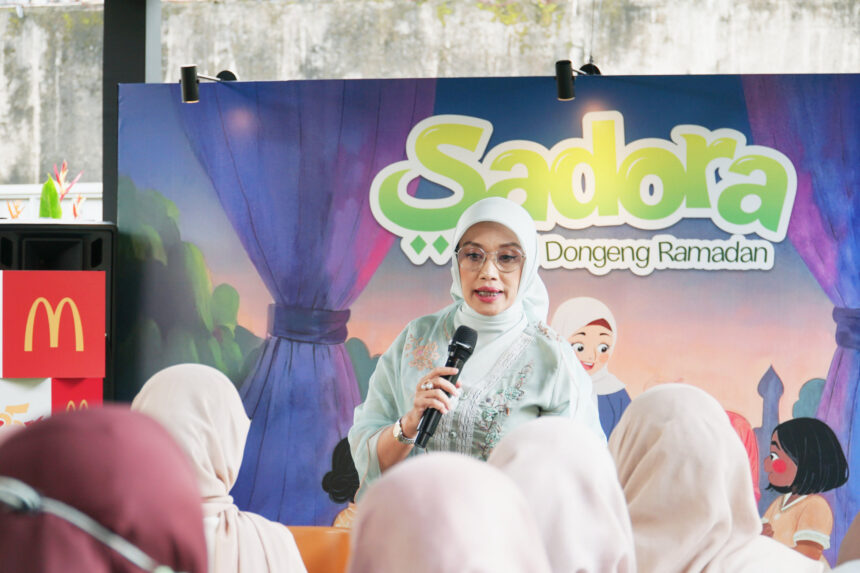 Nisfie Hoesein, Psikolog Tumbuh Kembang Anak, menjelaskan bahwa mendongeng merupakan cara efektif untuk menanamkan pesan moral serta mendukung pembentukan karakter positif pada anak sejak dini. Ia juga mengapresiasi inisiatif McDonald’s Indonesia menghadirkan SADORA sebagai wadah yang memfasilitasi anak-anak mengenal nilai-nilai kebaikan melalui pengalaman belajar yang menyenangkan tanpa terasa menggurui. (dok. McDonald’s Indonesia).