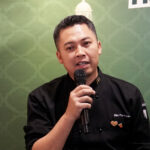 McDonald’s Indonesia menghadirkan kembali menu bercita rasa khas Nusantara, Ayam McD Gulai, yang kini dilengkapi inovasi tambahan Perkedel. Chef Eko Purwanto, Menu Development Manager McDonald’s Indonesia, menjelaskan bahwa kembalinya salah satu menu favorit pelanggan ini sekaligus menegaskan komitmen penggunaan 100% bahan baku lokal sebagai bentuk dukungan terhadap mitra dan rantai pasok dalam negeri. (dok. McDonald’s Indonesia).