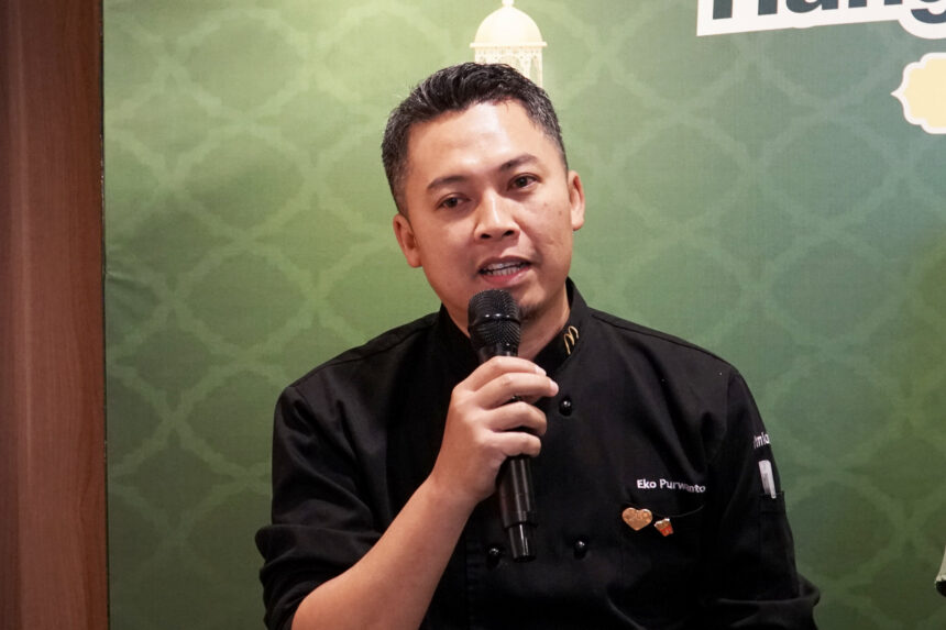 McDonald’s Indonesia menghadirkan kembali menu bercita rasa khas Nusantara, Ayam McD Gulai, yang kini dilengkapi inovasi tambahan Perkedel. Chef Eko Purwanto, Menu Development Manager McDonald’s Indonesia, menjelaskan bahwa kembalinya salah satu menu favorit pelanggan ini sekaligus menegaskan komitmen penggunaan 100% bahan baku lokal sebagai bentuk dukungan terhadap mitra dan rantai pasok dalam negeri. (dok. McDonald’s Indonesia).