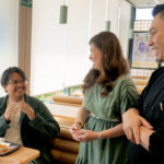 Caroline Kurniadjaja, Associate Director of Marketing McDonald’s Indonesia bersama Chef Eko Purwanto, Menu Development Manager McDonald’s Indonesia, menyapa pelanggan yang tengah menikmati menu Ayam McD Gulai dengan inovasi Perkedel. Kombinasi kedua menu ini menjadi bentuk apresiasi atas antusiasme masyarakat terhadap sajian bercita rasa lokal yang dihadirkan McDonald’s Indonesia saat momen Ramadan. (dok. McDonald’s Indonesia).