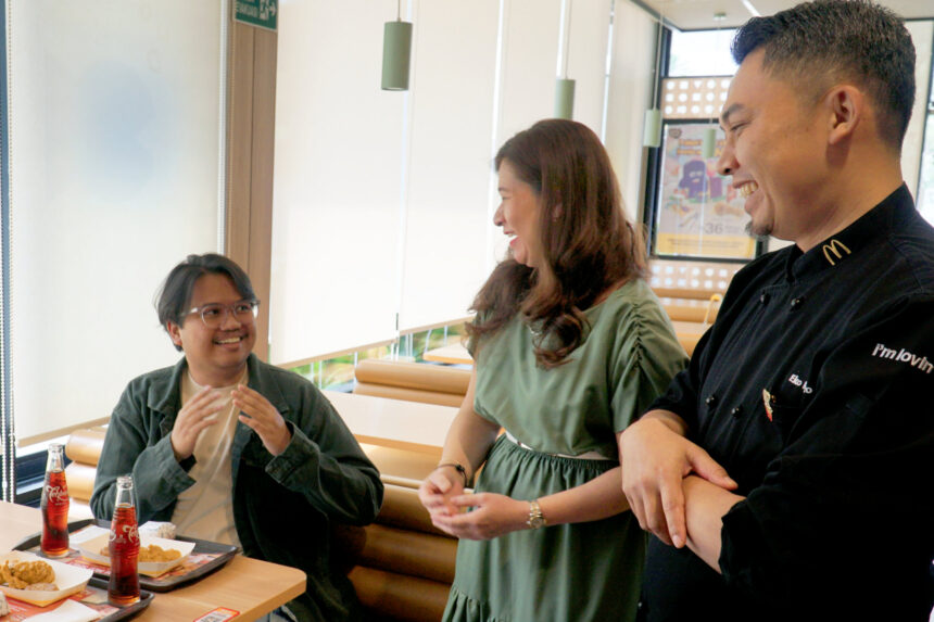 Caroline Kurniadjaja, Associate Director of Marketing McDonald’s Indonesia bersama Chef Eko Purwanto, Menu Development Manager McDonald’s Indonesia, menyapa pelanggan yang tengah menikmati menu Ayam McD Gulai dengan inovasi Perkedel. Kombinasi kedua menu ini menjadi bentuk apresiasi atas antusiasme masyarakat terhadap sajian bercita rasa lokal yang dihadirkan McDonald’s Indonesia saat momen Ramadan. (dok. McDonald’s Indonesia).