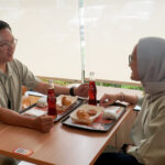 Momen kebersamaan pelanggan saat menikmati menu Ayam McD Gulai dengan inovasi Perkedel di restoran McDonald’s Indonesia. Cita rasa saus gulai yang autentik menjadikannya pilihan tepat untuk menemani momen berbuka puasa maupun sahur. (dok. McDonald’s Indonesia).