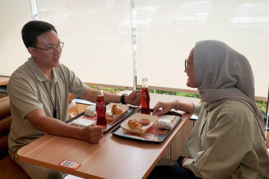 Momen kebersamaan pelanggan saat menikmati menu Ayam McD Gulai dengan inovasi Perkedel di restoran McDonald’s Indonesia. Cita rasa saus gulai yang autentik menjadikannya pilihan tepat untuk menemani momen berbuka puasa maupun sahur. (dok. McDonald’s Indonesia).