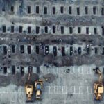 Penggalian liang lahat untuk ratsuan siswi SD Iran yang tewas dalam pemboman sekolah dasar oleh AS-Israel. Foto: X @araghchi