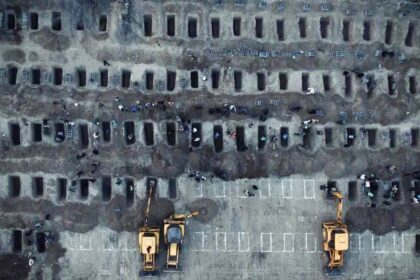 Penggalian liang lahat untuk ratsuan siswi SD Iran yang tewas dalam pemboman sekolah dasar oleh AS-Israel. Foto: X @araghchi