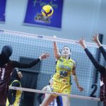 Yola Yuliana (kuning) Melakukan Smas. Foto/dok/PBVSI