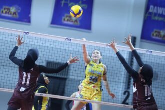 Yola Yuliana (kuning) Melakukan Smas. Foto/dok/PBVSI