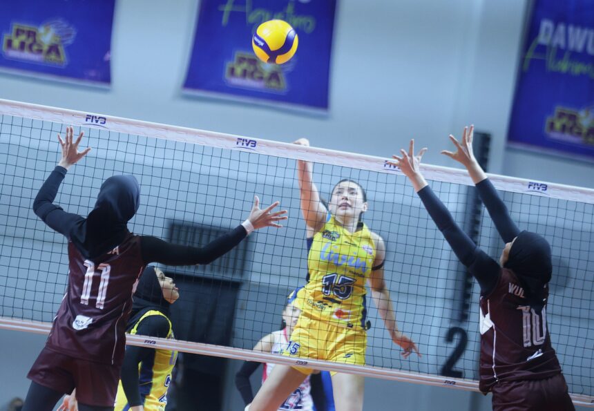 Yola Yuliana (kuning) Melakukan Smas. Foto/dok/PBVSI