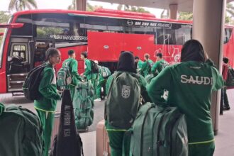 Sebanyak 23 atlet kadet dan junior dari Arab Saudi, lima atlet dan ofisial dari Qatar serta dua pejabat dari Federasi Anggar Irak dan Uzbekistan yang mengikuti Kejuaraan Anggar Kadet dan Junior Asia 2026, masih tertahan di Indonesia. Mereka tidak bisa pulang ke negaranya akibat terjadinya perang Iran melawan Amerika Serikat (AS) dan Israel.