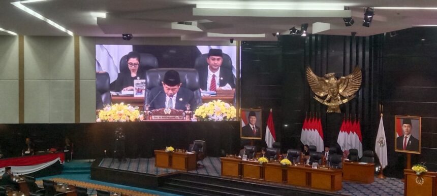 Ketua DPRD DKI Jakarta, Khoiruddin saat memimpin sidang Paripurna.(Foto Sofian/ipol.id)