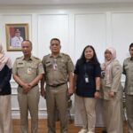 MITRA: Kakacab BPJS Ketenagakerjaan Jakarta Pluit, Tetty Widayantie (kiri) dan Asisten Perekonomian dan Pembangunan Jakarta Utara Wawan Budi Rohman (kedua dari kiri). (foto BPJS Ketenagakerjaan)