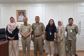 MITRA: Kakacab BPJS Ketenagakerjaan Jakarta Pluit, Tetty Widayantie (kiri) dan Asisten Perekonomian dan Pembangunan Jakarta Utara Wawan Budi Rohman (kedua dari kiri). (foto BPJS Ketenagakerjaan)