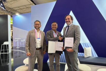 Penandatanganan Nota Kesepahaman antara Mitratel dan AALTO disaksikan oleh Direktur Strategic Business Development & Portfolio Telkom Seno Soemadji (paling kiri). Foto: Telkom Indonesia