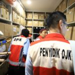 Otoritas Jasa Keuangan (OJK) melakukan penggeledahan di kantor PT MASI yang berlokasi di kawasan Sudirman Central Business District, Jakarta, Rabu, sebagai bagian dari proses penegakan hukum atas dugaan tindak pidana di bidang pasar modal.