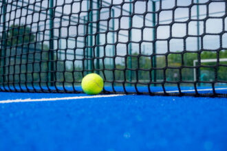 Ilustrasi Pemprov DKI Jakarta resmi memperketat aturan pembangunan lapangan padel. Foto: Istcok @vicvaz