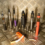 Ilustrasi Tren vape di kalangan anak muda terus meningkat, padahal risikonya bisa memicu penyakit kronis hingga gangguan paru-paru. Foto: Istcok @Des Green