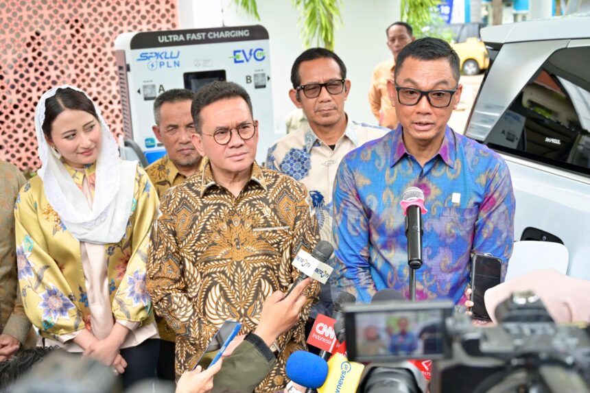 Menteri Perdagangan RI, Budi Santoso (tengah) didampingi Wakil Menteri Perdagangan RI, Dyah Roro Esti Widya Putri (kiri), Sekretaris Jenderal Kementerian Perdagangan, Isy Karim (kedua dari kiri), Direktur Utama PLN, Darmawan Prasodjo (kanan), dan General Manager PLN UID Jakarta Raya, Moch. Andy Adchaminoerdin (kedua dari kanan) saat memberikan keterangan kepada media usai peresmian SPKLU di lingkungan Kementerian Perdagangan, Jakarta, Kamis (5/3/2026). Foto: Dok PLN