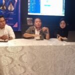 Ketua DPP Komite Nasional Pemuda Indonesia (KNPI) Muhammad Natsir (tengah) alam diskusi yang digelar Jakarta Journalist Center, bertajuk 'Outlook Ekonomi 2026: MBG Investasi Bangsa', pada Jumat (6/3/2026). Foto: Joesvicar Iqbal/ipol.id