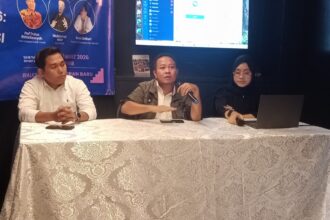 Ketua DPP Komite Nasional Pemuda Indonesia (KNPI) Muhammad Natsir (tengah) alam diskusi yang digelar Jakarta Journalist Center, bertajuk 'Outlook Ekonomi 2026: MBG Investasi Bangsa', pada Jumat (6/3/2026). Foto: Joesvicar Iqbal/ipol.id