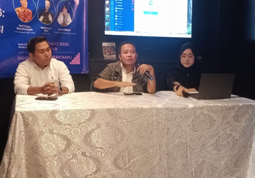 Ketua DPP Komite Nasional Pemuda Indonesia (KNPI) Muhammad Natsir (tengah) alam diskusi yang digelar Jakarta Journalist Center, bertajuk 'Outlook Ekonomi 2026: MBG Investasi Bangsa', pada Jumat (6/3/2026). Foto: Joesvicar Iqbal/ipol.id