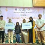 SIMBOLIS: Kadis Pertamanan dan Hutan Kota DKI Jakarta Fajar Sauri (kiri) dan Kakacab BPJS Ketenagakerjaan Plaza BPJamsostek Ramdani (kanan). Foto: BPJS Ketenagakerjaan