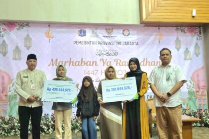 SIMBOLIS: Kadis Pertamanan dan Hutan Kota DKI Jakarta Fajar Sauri (kiri) dan Kakacab BPJS Ketenagakerjaan Plaza BPJamsostek Ramdani (kanan). Foto: BPJS Ketenagakerjaan